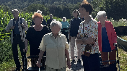 Spaziergang der Tagespflegegäste durchs Quartier
